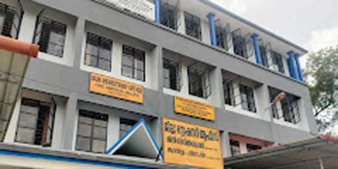 ലഭിക്കുന്നത് മലിനജലം : ആറന്മുള മിനി സിവില് സ്റ്റേഷനിലെ ജീവനക്കാര് നേരിടുന്നത് ദുരിതം ലഭിക്കുന്നത് മലിനജലം : ആറന്മുള മിനി സിവില് സ്റ്റേഷനിലെ ജീവനക്കാര് നേരിടുന്നത് ദുരിതം