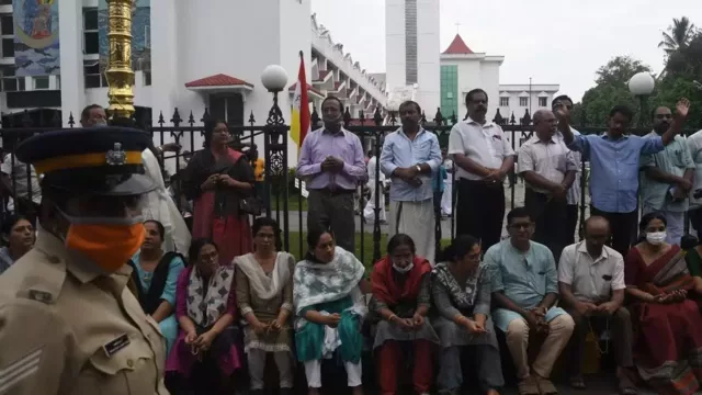 എറണാകുളം സെന്റ് മേരീസ് ബസിലിക്കയില് സംഘര്ഷം ; പാതിരാ കുര്ബാന ഉപേക്ഷിച്ചു എറണാകുളം സെന്റ് മേരീസ് ബസിലിക്കയില് സംഘര്ഷം ; പാതിരാ കുര്ബാന ഉപേക്ഷിച്ചു