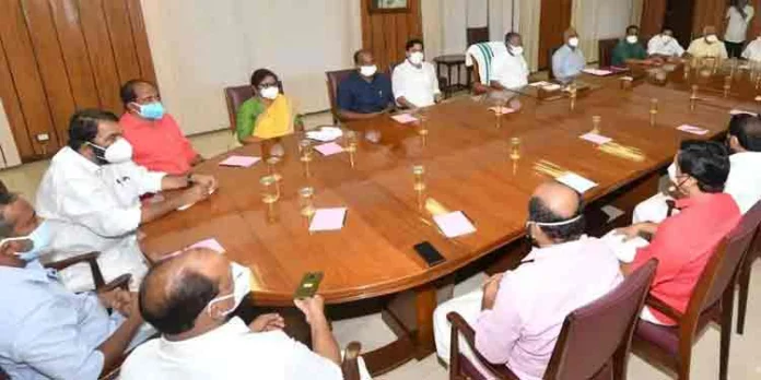 വിഴിഞ്ഞത്ത് സമവായത്തിനായി മന്ത്രിമാരുടെ യോഗം വിളിച്ച് മുഖ്യമന്ത്രി പിണറായി വിജയൻ വിഴിഞ്ഞത്ത് സമവായത്തിനായി മന്ത്രിമാരുടെ യോഗം വിളിച്ച് മുഖ്യമന്ത്രി പിണറായി വിജയൻ