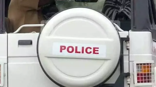 പോലീസ് സ്റ്റേഷന് മുന്നിൽ മണ്ണ് കടത്തിന് പിടിച്ച ലോറി ഉടമയുടെ ആത്മഹത്യാശ്രമം പോലീസ് സ്റ്റേഷന് മുന്നിൽ മണ്ണ് കടത്തിന് പിടിച്ച ലോറി ഉടമയുടെ ആത്മഹത്യാശ്രമം