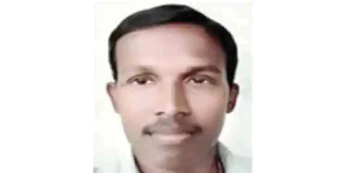 കാസര്ഗോഡ് യുവാവിനെ വീടിന് സമീപമുള്ള പറമ്പില് ദുരൂഹ സാഹചര്യത്തില് മരിച്ച നിലയില് കണ്ടെത്തി കാസര്ഗോഡ് യുവാവിനെ വീടിന് സമീപമുള്ള പറമ്പില് ദുരൂഹ സാഹചര്യത്തില് മരിച്ച നിലയില് കണ്ടെത്തി