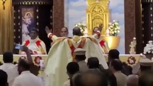 എറണാകുളം- അങ്കമാലി അതിരൂപതക്ക് കീഴിലെ ഭൂരിഭാഗം പള്ളികളിലും ഏകീകൃത കുർബാന നടന്നില്ല എറണാകുളം- അങ്കമാലി അതിരൂപതക്ക് കീഴിലെ ഭൂരിഭാഗം പള്ളികളിലും ഏകീകൃത കുർബാന നടന്നില്ല