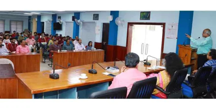 ജനങ്ങളാണ് യഥാര്ഥ അധികാരികളെന്ന് മനസിലാക്കി സേവനങ്ങള് നല്കണം : പി. വേണുഗോപാല് ജനങ്ങളാണ് യഥാര്ഥ അധികാരികളെന്ന് മനസിലാക്കി സേവനങ്ങള് നല്കണം : പി. വേണുഗോപാല്
