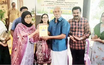 ഔഷധസസ്യ കര്ഷകന് തെങ്ങമം മാധവക്കുറുപ്പിനെ ആദരിച്ചു ഔഷധസസ്യ കര്ഷകന് തെങ്ങമം മാധവക്കുറുപ്പിനെ ആദരിച്ചു