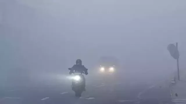 ഉത്തരേന്ത്യയിൽ കനത്ത മൂടൽമഞ്ഞ് ; യുപിയിൽ നിരവധി വാഹനാപകടം, 2 മരണം ഉത്തരേന്ത്യയിൽ കനത്ത മൂടൽമഞ്ഞ് ; യുപിയിൽ നിരവധി വാഹനാപകടം, 2 മരണം