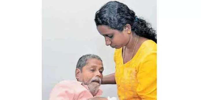 പത്തനംതിട്ട ജനറല് ആശുപത്രിയില് വയോധികന് ചികിത്സ നിഷേധിച്ചെന്ന് ആരോപണം പത്തനംതിട്ട ജനറല് ആശുപത്രിയില് വയോധികന് ചികിത്സ നിഷേധിച്ചെന്ന് ആരോപണം