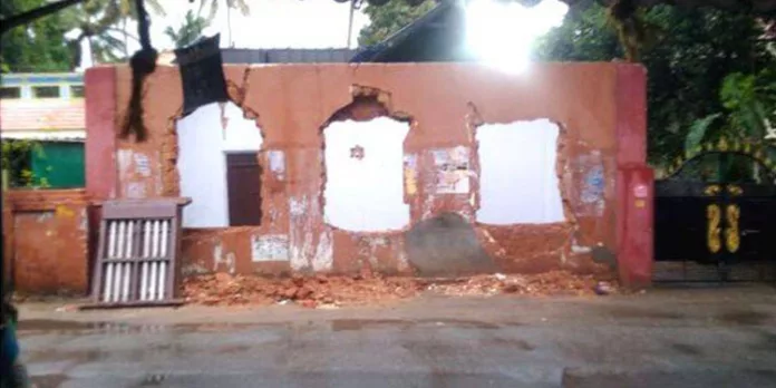 പകുതി പൊളിച്ച കെട്ടിടം യാത്രക്കാർക്ക് ഭീഷണിയാകുന്നു പകുതി പൊളിച്ച കെട്ടിടം യാത്രക്കാർക്ക് ഭീഷണിയാകുന്നു