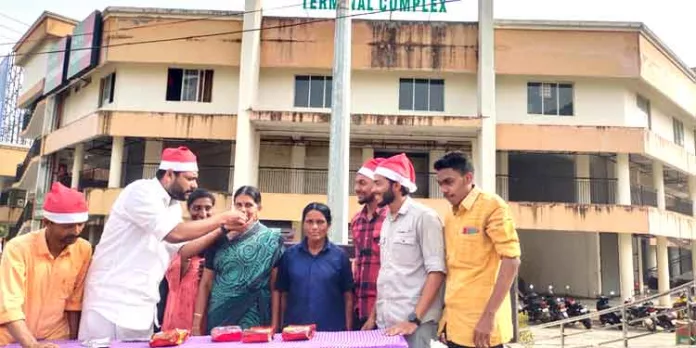 ക്രിസ്തുമസ് ദിനത്തിൽ സ്നേഹ സമ്മാനവുമായി യൂത്ത് കോൺഗ്രസ് ക്രിസ്തുമസ് ദിനത്തിൽ സ്നേഹ സമ്മാനവുമായി യൂത്ത് കോൺഗ്രസ്