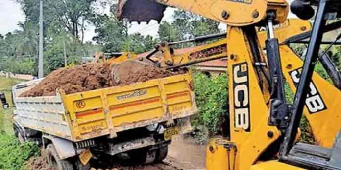 മണ്ണുമായി വന്ന ടിപ്പർ ലോറി നിയന്ത്രണം വിട്ട് കനാലിലേക്ക് ചരിഞ്ഞു മണ്ണുമായി വന്ന ടിപ്പർ ലോറി നിയന്ത്രണം വിട്ട് കനാലിലേക്ക് ചരിഞ്ഞു