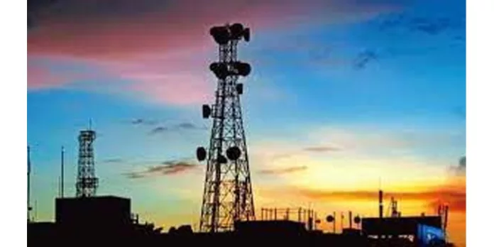 വീട്ടുകാരെ ഭയപ്പെടുത്താൻ മൊബൈല് ടവറില് കയറിയ യുവാവിനെ സാഹസികമായി ഇറക്കി വീട്ടുകാരെ ഭയപ്പെടുത്താൻ മൊബൈല് ടവറില് കയറിയ യുവാവിനെ സാഹസികമായി ഇറക്കി