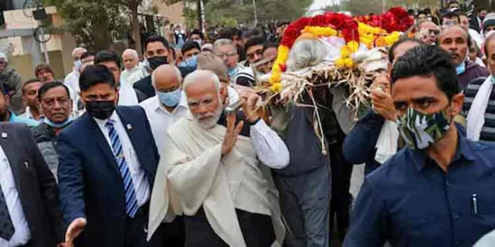 പ്രധാനമന്ത്രി നരേന്ദ്രമോദിയുടെ മാതാവ് ഹീരാബെന്നിൻ്റെ സംസ്കാരം ഗാന്ധിനഗറിലെ ശ്മശാനത്തിൽ നടന്നു പ്രധാനമന്ത്രി നരേന്ദ്രമോദിയുടെ മാതാവ് ഹീരാബെന്നിൻ്റെ സംസ്കാരം ഗാന്ധിനഗറിലെ ശ്മശാനത്തിൽ നടന്നു