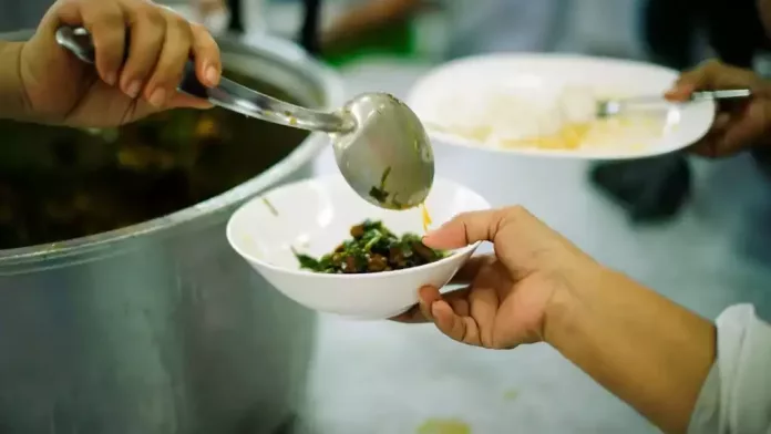 ആലുവയിലെ ഹോട്ടലില് നിന്ന് പഴകിയ ഇറച്ചി പിടികൂടി ; ലൈസന്സ് റദ്ദാക്കും ആലുവയിലെ ഹോട്ടലില് നിന്ന് പഴകിയ ഇറച്ചി പിടികൂടി ; ലൈസന്സ് റദ്ദാക്കും
