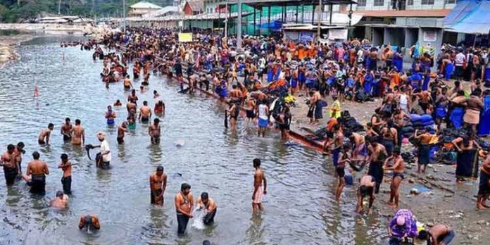 പമ്പാനദി പൂർണമായും മലിനമാകുന്നു ; നദിയുടെ അടിത്തട്ട് മുഴുവന് വസ്ത്രങ്ങൾകൊണ്ട് നിറഞ്ഞു പമ്പാനദി പൂർണമായും മലിനമാകുന്നു ; നദിയുടെ അടിത്തട്ട് മുഴുവന് വസ്ത്രങ്ങൾകൊണ്ട് നിറഞ്ഞു