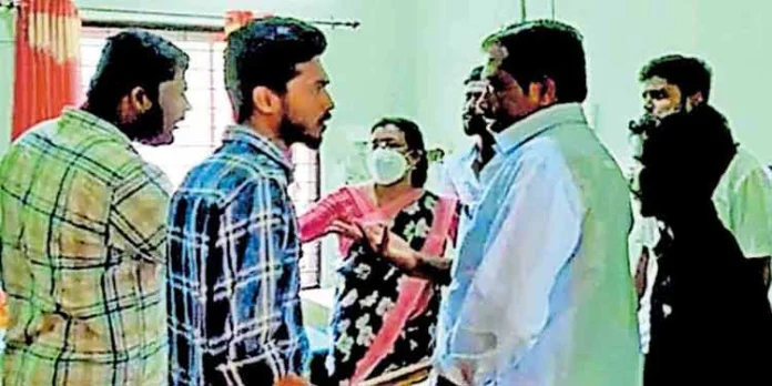 കോളേജ് യൂണിയന് തിരഞ്ഞെടുപ്പിനെ ചൊല്ലി പ്രതിഷേധം ; വീണ്ടും തിരഞ്ഞെടുപ്പ് നടത്തണമെന്ന് ആവശ്യം കോളേജ് യൂണിയന് തിരഞ്ഞെടുപ്പിനെ ചൊല്ലി പ്രതിഷേധം ; വീണ്ടും തിരഞ്ഞെടുപ്പ് നടത്തണമെന്ന് ആവശ്യം