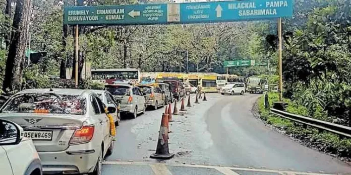 വാഹനം തടഞ്ഞിട്ടു ; മണിക്കൂറുകളോളം ഭക്തര് പെരുവഴിയില് കുടുങ്ങി വാഹനം തടഞ്ഞിട്ടു ; മണിക്കൂറുകളോളം ഭക്തര് പെരുവഴിയില് കുടുങ്ങി