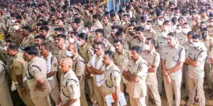 സന്നിധാനത്ത് പോലീസിന്റെ നാലാം ബാച്ച് ചുമതലയേറ്റു സന്നിധാനത്ത് പോലീസിന്റെ നാലാം ബാച്ച് ചുമതലയേറ്റു