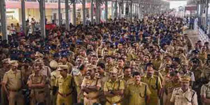 ശബരിമലയിലെ കര്മ്മ നിരതരായ പോലീസുകാര് ശബരിമലയിലെ കര്മ്മ നിരതരായ പോലീസുകാര്