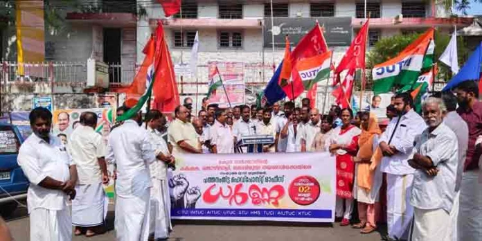 സംയുക്ത ട്രേഡ് യൂണിയൻ ഹെഡ് പോസ്റ്റ് ഓഫീസ് ധർണ്ണ സംഘടിപ്പിച്ചു സംയുക്ത ട്രേഡ് യൂണിയൻ ഹെഡ് പോസ്റ്റ് ഓഫീസ് ധർണ്ണ സംഘടിപ്പിച്ചു
