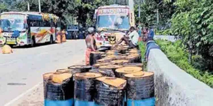 അയ്യപ്പന്മാര്ക്ക് വിശ്രമ സൗകര്യം ഒരുക്കിയ സ്ഥലത്ത് റോഡ് പണിക്കായി ടാര് നിറച്ച വീപ്പകള് ഇറക്കി അയ്യപ്പന്മാര്ക്ക് വിശ്രമ സൗകര്യം ഒരുക്കിയ സ്ഥലത്ത് റോഡ് പണിക്കായി ടാര് നിറച്ച വീപ്പകള് ഇറക്കി