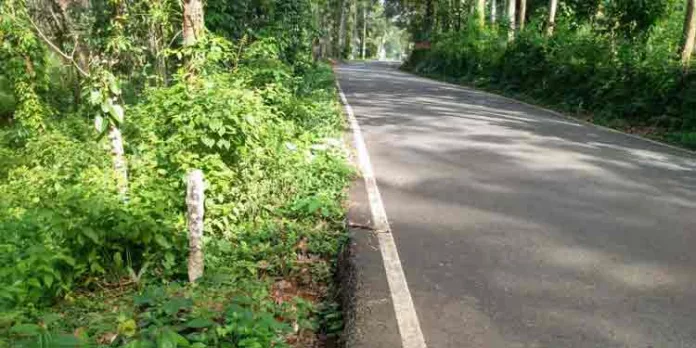 യാത്രക്കാര്ക്ക് ഭീഷണിയായി റോഡിലെ കുഴി യാത്രക്കാര്ക്ക് ഭീഷണിയായി റോഡിലെ കുഴി