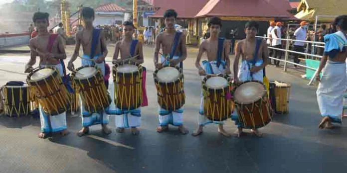 ഭക്തിയുടെ താളത്തില് സന്നിധാനത്ത് മേള വിസ്മയം ഭക്തിയുടെ താളത്തില് സന്നിധാനത്ത് മേള വിസ്മയം