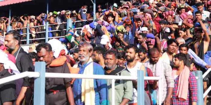 സന്നിധാനത്തേക്ക് ഭക്തജനപ്രവാഹം സന്നിധാനത്തേക്ക് ഭക്തജനപ്രവാഹം