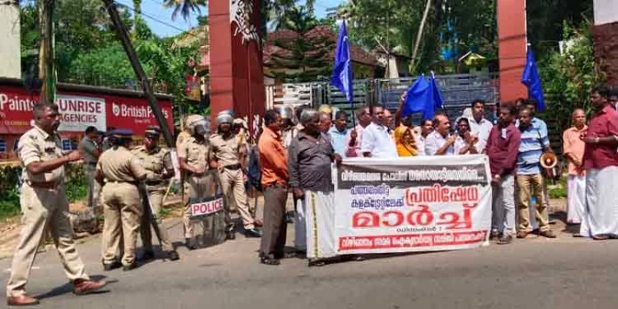 പോലീസ് നരനായാട്ടിനെതിരെ വിഴിഞ്ഞം ഐക്യദാര്ഢ്യ സമിതി പ്രതിഷേധ മാര്ച്ച് നടത്തി പോലീസ് നരനായാട്ടിനെതിരെ വിഴിഞ്ഞം ഐക്യദാര്ഢ്യ സമിതി പ്രതിഷേധ മാര്ച്ച് നടത്തി