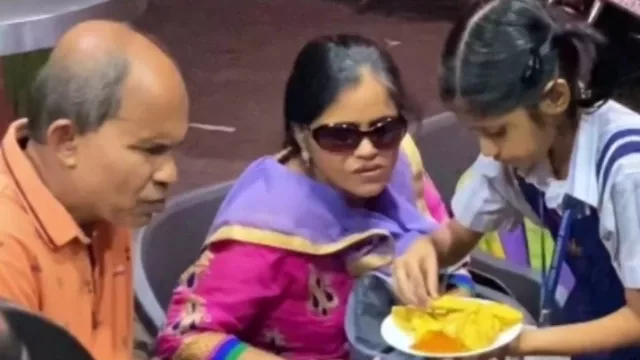മകളിലൂടെ അവർ ലോകം കാണുന്നു! കാഴ്ചയില്ലാത്ത അച്ഛനും അമ്മക്കും തണലായി പെൺകുട്ടി മകളിലൂടെ അവർ ലോകം കാണുന്നു! കാഴ്ചയില്ലാത്ത അച്ഛനും അമ്മക്കും തണലായി പെൺകുട്ടി