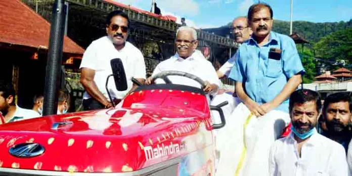 ശബരിമല സന്നിധാനത്ത് ദേവസ്വം ബോര്ഡിന് പുതിയ ട്രാക്ടര് ശബരിമല സന്നിധാനത്ത് ദേവസ്വം ബോര്ഡിന് പുതിയ ട്രാക്ടര്