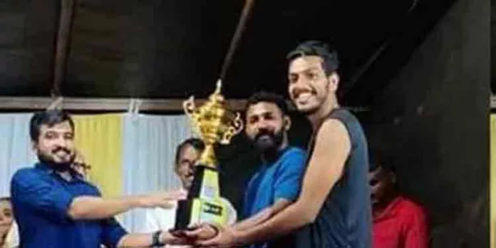 ആകാശ് തില്ലങ്കേരിക്കു ട്രോഫി സമ്മാനിച്ച് ഡിവൈഎഫ്ഐ സംസ്ഥാന ജോയിന്റ് സെക്രട്ടറി എം.ഷാജർ ആകാശ് തില്ലങ്കേരിക്കു ട്രോഫി സമ്മാനിച്ച് ഡിവൈഎഫ്ഐ സംസ്ഥാന ജോയിന്റ് സെക്രട്ടറി എം.ഷാജർ