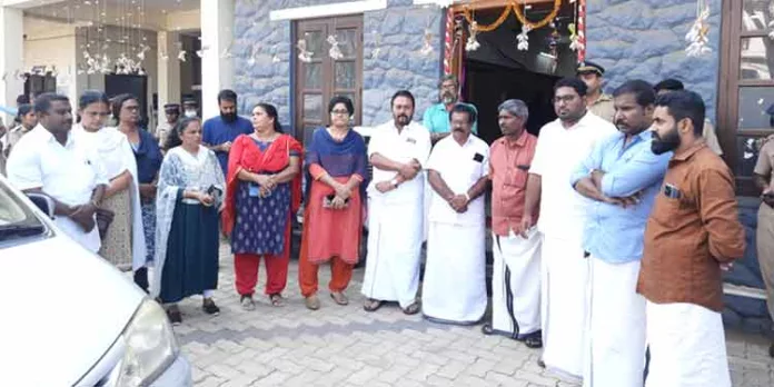തിരുവല്ല നഗരസഭാ സെക്രട്ടറിയെ യു.ഡി.എഫ് കൗൺസിലര്മാര് ഉപരോധിച്ചു തിരുവല്ല നഗരസഭാ സെക്രട്ടറിയെ യു.ഡി.എഫ് കൗൺസിലര്മാര് ഉപരോധിച്ചു