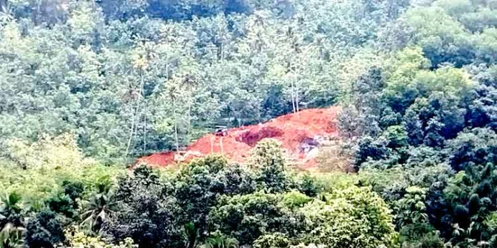 കുപ്പിവെള്ള കമ്പിനിയുടെ പേരില് വടശ്ശേരിക്കരയിൽ അനധികൃത പാറ ഖനനവും മണ്ണുകടത്തും കുപ്പിവെള്ള കമ്പിനിയുടെ പേരില് വടശ്ശേരിക്കരയിൽ അനധികൃത പാറ ഖനനവും മണ്ണുകടത്തും