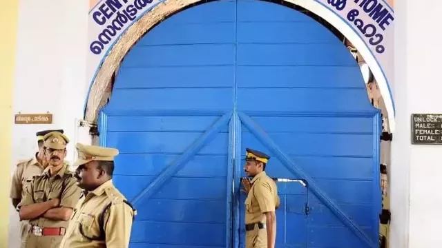 ഡ്യൂട്ടി സമയത്തെ സോഷ്യൽ മീഡിയയുടെ വ്യാപക ഉപയോഗം ; ജയില് സുരക്ഷയില് വിള്ളല് ഡ്യൂട്ടി സമയത്തെ സോഷ്യൽ മീഡിയയുടെ വ്യാപക ഉപയോഗം ; ജയില് സുരക്ഷയില് വിള്ളല്