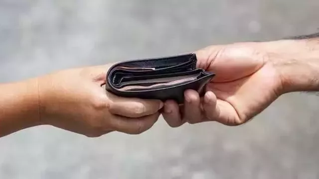 വഴിയിൽ നിന്ന് കിട്ടിയ പണമടങ്ങിയ പേഴ്സ് ഉടമയെ ഏല്പിച്ച് മാതൃകയായി യുവാവ് വഴിയിൽ നിന്ന് കിട്ടിയ പണമടങ്ങിയ പേഴ്സ് ഉടമയെ ഏല്പിച്ച് മാതൃകയായി യുവാവ്