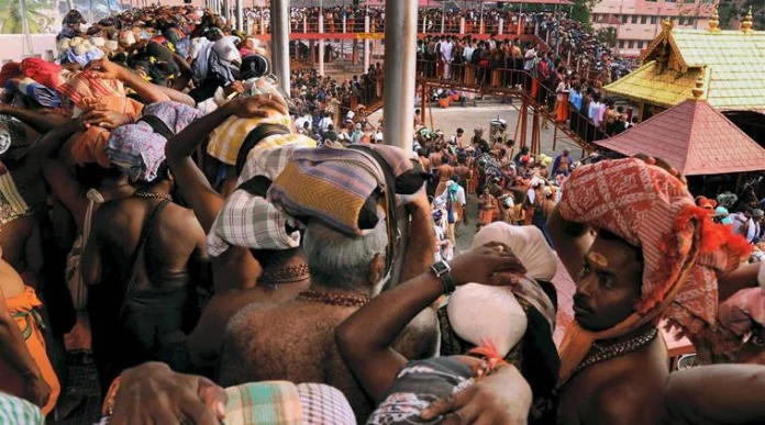 പതിനെട്ടാംപടി കയറാൻ മണിക്കൂറുകൾ ; ഭക്ഷണവും വെള്ളവും കിട്ടാതെ വലഞ്ഞ് ഭക്തര് പതിനെട്ടാംപടി കയറാൻ മണിക്കൂറുകൾ ; ഭക്ഷണവും വെള്ളവും കിട്ടാതെ വലഞ്ഞ് ഭക്തര്