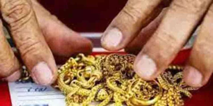 അടിമാലിയിൽ മുക്കുപണ്ടം പണയം വെച്ച് പണം തട്ടിയ സംഭവം ; അറസ്റ്റില് നിന്ന് രക്ഷപ്പെടാൻ പ്രതി സ്വന്തം വാഹനം കടയുടമയ്ക്ക് എഴുതി നൽകി അടിമാലിയിൽ മുക്കുപണ്ടം പണയം വെച്ച് പണം തട്ടിയ സംഭവം ; അറസ്റ്റില് നിന്ന് രക്ഷപ്പെടാൻ പ്രതി സ്വന്തം വാഹനം കടയുടമയ്ക്ക് എഴുതി നൽകി