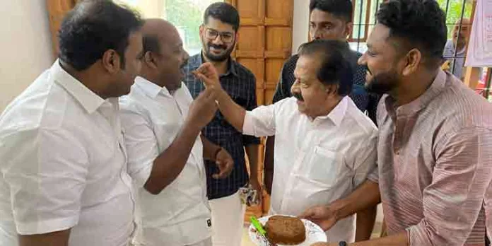 സഹപ്രവർത്തകർക്കൊപ്പം പുതുവത്സരം ആഘോഷിച്ച് രമേശ് ചെന്നിത്തല സഹപ്രവർത്തകർക്കൊപ്പം പുതുവത്സരം ആഘോഷിച്ച് രമേശ് ചെന്നിത്തല