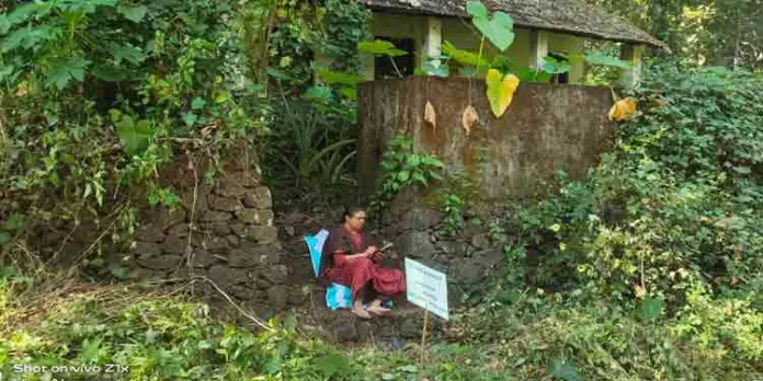 പുതിയ കെട്ടിടം നിർമ്മിക്കണo ; പുതുവത്സര ദിനത്തിൽ അങ്കണവാടിയ്ക്ക് മുന്നിൽ ടീച്ചറുടെ സത്യാഗ്രഹം പുതിയ കെട്ടിടം നിർമ്മിക്കണo ; പുതുവത്സര ദിനത്തിൽ അങ്കണവാടിയ്ക്ക് മുന്നിൽ ടീച്ചറുടെ സത്യാഗ്രഹം