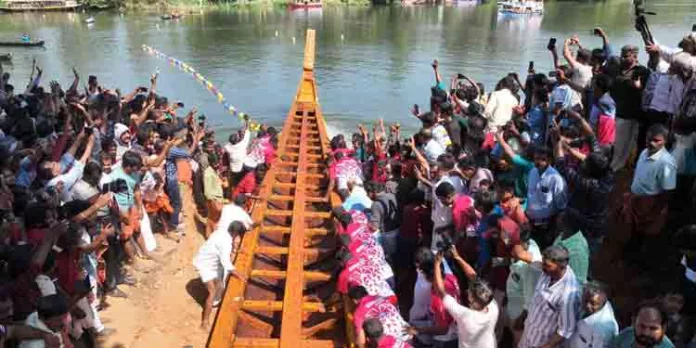 ആവേശം അലതല്ലി ; തലവടിചുണ്ടന് ഓളപ്പരപ്പില് ആവേശം അലതല്ലി ; തലവടിചുണ്ടന് ഓളപ്പരപ്പില്
