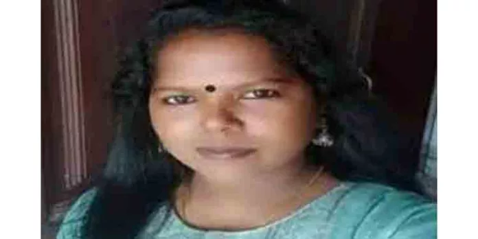 ഭക്ഷ്യവിഷബാധയെ തുടര്ന്ന് ചികിത്സയിലിരിക്കെ മരിച്ച കോട്ടയം കിളിരൂര് സ്വദേശി രശ്മിയുടെ പോസ്റ്റ് മോര്ട്ടം ഇന്ന് നടക്കും ഭക്ഷ്യവിഷബാധയെ തുടര്ന്ന് ചികിത്സയിലിരിക്കെ മരിച്ച കോട്ടയം കിളിരൂര് സ്വദേശി രശ്മിയുടെ പോസ്റ്റ് മോര്ട്ടം ഇന്ന് നടക്കും