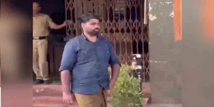 സ്വന്തം വീട്ടിൽ കവർച്ച നടത്തിയ പ്രതി പിടിയിൽ സ്വന്തം വീട്ടിൽ കവർച്ച നടത്തിയ പ്രതി പിടിയിൽ