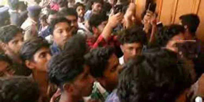 കാർപ്പറ്റിൽ തെന്നിവീണ് കോൽക്കളി വിദ്യാർഥിക്ക് പരിക്ക് ; പ്രതിഷേധവുമായി വിദ്യാർഥികള് കാർപ്പറ്റിൽ തെന്നിവീണ് കോൽക്കളി വിദ്യാർഥിക്ക് പരിക്ക് ; പ്രതിഷേധവുമായി വിദ്യാർഥികള്