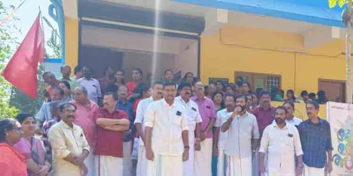 പെരുനാട്ടിൽ എൽ ഡി എഫ് പഞ്ചായത്ത് കമ്മിറ്റിയുടെ നേതൃത്വത്തിൽ പ്രതിഷേധ സമരം നടത്തി പെരുനാട്ടിൽ എൽ ഡി എഫ് പഞ്ചായത്ത് കമ്മിറ്റിയുടെ നേതൃത്വത്തിൽ പ്രതിഷേധ സമരം നടത്തി