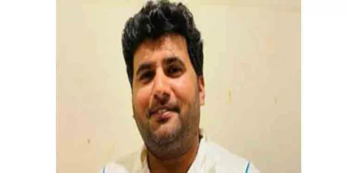 ബാഡ്മിന്റണ് കളിക്കുന്നതിനിടെ കുഴഞ്ഞുവീണു; ഒമാനില് മലയാളി യുവാവ് മരിച്ചു ബാഡ്മിന്റണ് കളിക്കുന്നതിനിടെ കുഴഞ്ഞുവീണു; ഒമാനില് മലയാളി യുവാവ് മരിച്ചു
