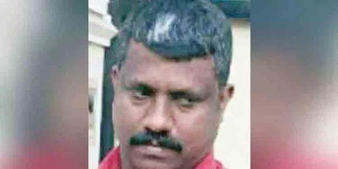 കൈക്കൂലി വാങ്ങി ബൈക്കിൽ പോകവേ വില്ലേജ് അസിസ്റ്റന്റ് വിജിലൻസ് പിടിയിൽ കൈക്കൂലി വാങ്ങി ബൈക്കിൽ പോകവേ വില്ലേജ് അസിസ്റ്റന്റ് വിജിലൻസ് പിടിയിൽ