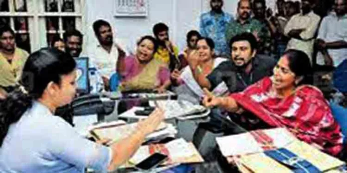 ഭക്ഷ്യവിഷബാധയേറ്റ് നേഴ്സ് മരിച്ച സംഭവത്തിൽ നഗരസഭ ഹെൽത്ത് സൂപ്പർ വൈസറെ സസ്പെൻഡ് ചെയ്തതിനെതിരെ പ്രതിഷേധിച്ച് പ്രതിപക്ഷസംഘടന പണിമുടക്കി ഭക്ഷ്യവിഷബാധയേറ്റ് നേഴ്സ് മരിച്ച സംഭവത്തിൽ നഗരസഭ ഹെൽത്ത് സൂപ്പർ വൈസറെ സസ്പെൻഡ് ചെയ്തതിനെതിരെ പ്രതിഷേധിച്ച് പ്രതിപക്ഷസംഘടന പണിമുടക്കി
