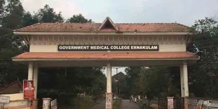 ചികിത്സാപിഴവിന് പരാതി നല്കിയപ്പോള് അങ്ങനെ ഒരു ഡോക്ടര് ഇല്ലെന്ന് ആശുപത്രി സൂപ്രണ്ട് ചികിത്സാപിഴവിന് പരാതി നല്കിയപ്പോള് അങ്ങനെ ഒരു ഡോക്ടര് ഇല്ലെന്ന് ആശുപത്രി സൂപ്രണ്ട്