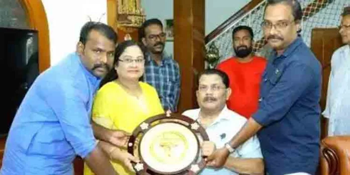 കലാഭവൻ മണി സ്മാരക പുരസ്കാരം ചലച്ചിത്ര നടൻ ജഗതി ശ്രീകുമാറിന് കലാഭവൻ മണി സ്മാരക പുരസ്കാരം ചലച്ചിത്ര നടൻ ജഗതി ശ്രീകുമാറിന്