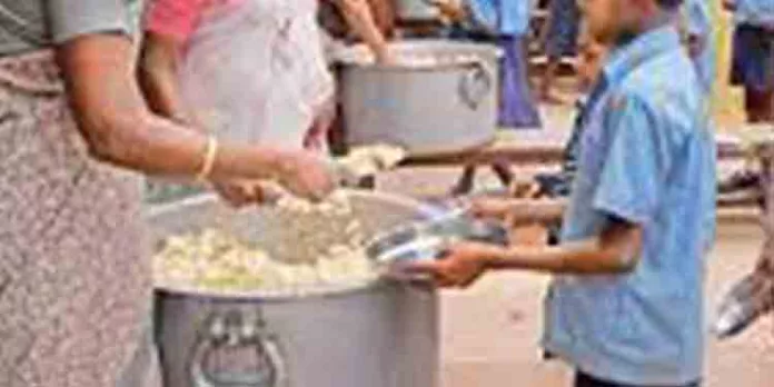സ്കൂൾ കുട്ടികളുടെ ഉച്ചഭക്ഷണത്തിൽ ചിക്കനും പഴവർഗങ്ങളും ; പുതിയ വിഭവങ്ങൾക്കെതിരെ പശ്ചിമബംഗാൾ ബിജെപി സ്കൂൾ കുട്ടികളുടെ ഉച്ചഭക്ഷണത്തിൽ ചിക്കനും പഴവർഗങ്ങളും ; പുതിയ വിഭവങ്ങൾക്കെതിരെ പശ്ചിമബംഗാൾ ബിജെപി