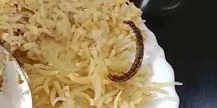 ബിരിയാണിയില് പഴുതാര..! കൊച്ചിയില് 36 ഹോട്ടലുകള്ക്കെതിരെ നടപടി ബിരിയാണിയില് പഴുതാര..! കൊച്ചിയില് 36 ഹോട്ടലുകള്ക്കെതിരെ നടപടി